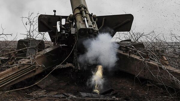 Работа артиллерийского расчета ВС РФ в зоне спецоперации - Sputnik Латвия