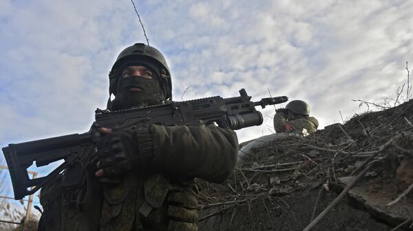 Военнослужащий ВС РФ на передовой в зоне спецоперации - Sputnik Латвия