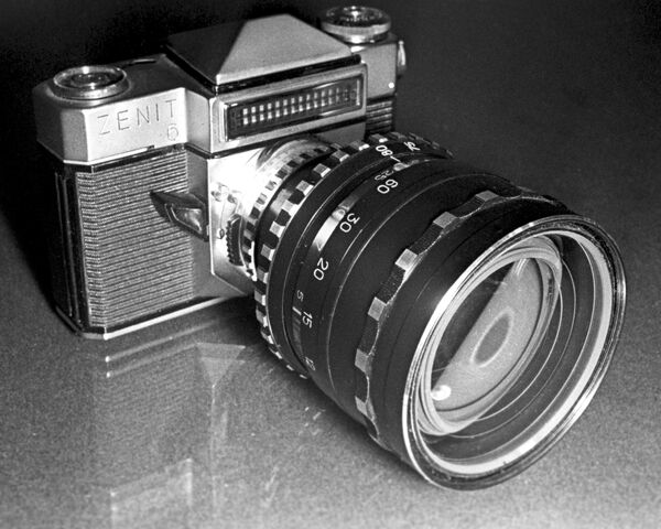 Фотоаппарат Зенит-6 с объективом-трансфокатором Рубин-1 - Sputnik Латвия