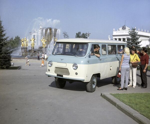 Советский автобус УАЗ-452 В, выпускаемый с 1965 года Ульяновским автомобильным заводом. - Sputnik Латвия