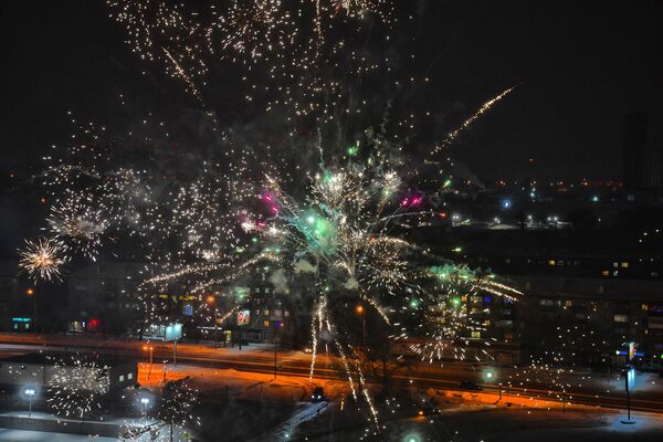 Праздничный салют во время встречи Нового года в Новосибирске - Sputnik Латвия