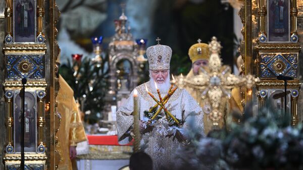 Патриарх Московский и всея Руси Кирилл во время Рождественского богослужения в храме Христа Спасителя в Москве - Sputnik Латвия