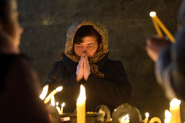 Молитва во время всенощного бдения в ереванской церкви. - Sputnik Латвия