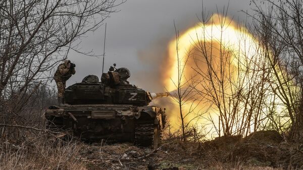 Боевое дежурство танка Т-72 Вооруженных сил РФ в зоне спецоперации - Sputnik Латвия