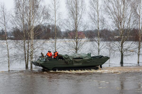 Солдаты латвийской армии на военной машине-амфибии в затопленных районах Екабпилса. - Sputnik Латвия