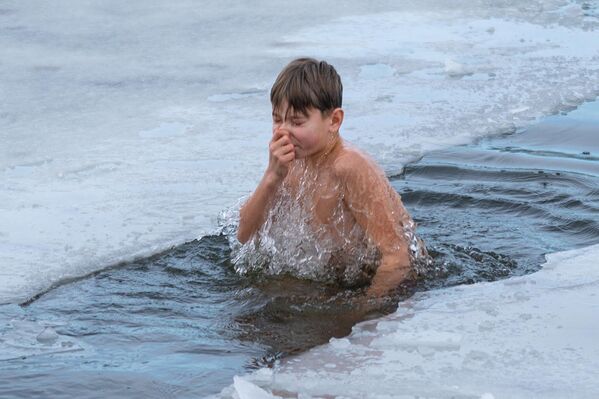 Участник крещенских купаний в Озолниеки - Sputnik Латвия