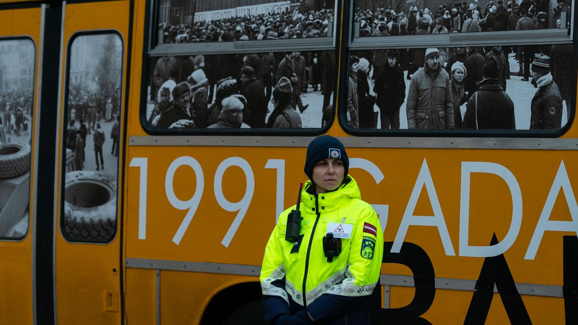Сотрудница госполиции Латвии следит за порядком на Домской площади во время зажжения костра в память о баррикадах 1991 года - Sputnik Латвия, 1920, 11.12.2023