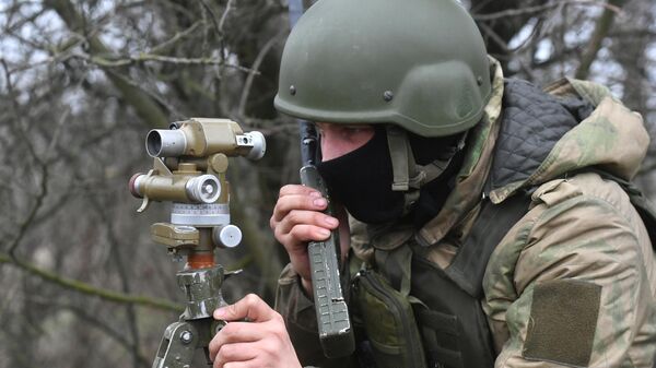 Военнослужащий ВС РФ наблюдает за результатом боевой работы САУ Акация в зоне спецоперации - Sputnik Латвия