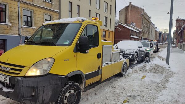 Эвакуация неправильно припаркованных автомобилей в Риге - Sputnik Латвия
