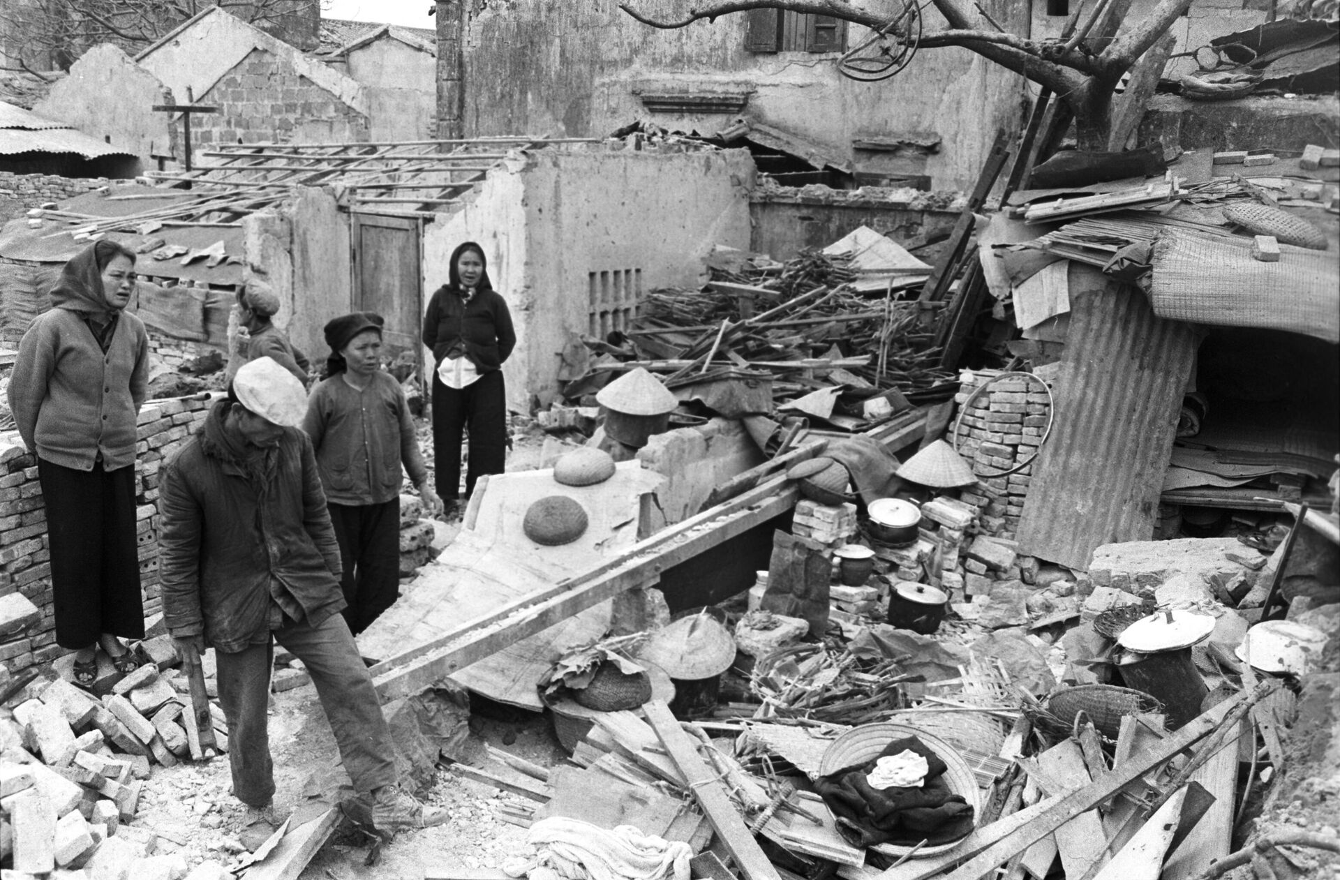 Разрушенный квартал Ханоя во время войны во Вьетнаме - Sputnik Латвия, 1920, 26.01.2023