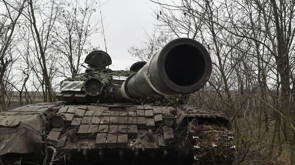 Работа танка Т-72Б в зоне специальной военной операции - Sputnik Латвия