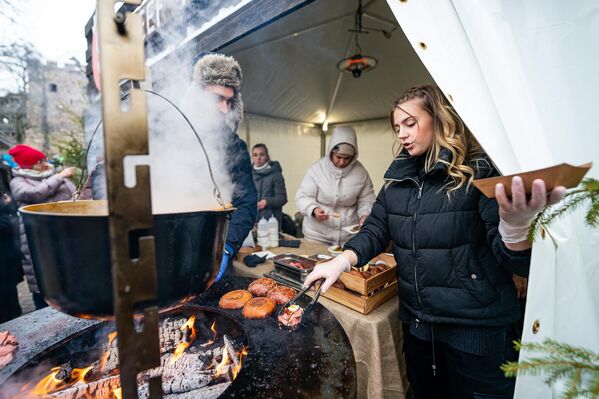 В Сигулдском замке прошел гастрономический фестиваль &quot;Празднование вкусов зимы&quot;. - Sputnik Латвия