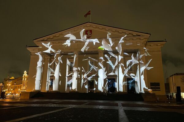 День рождения Вильнюса уже традиционно отмечается ярко — с помощью фестиваля света. - Sputnik Латвия