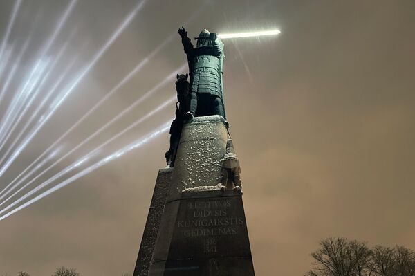 Скульптура великого князя Гедиминаса в очередной раз была вооружена световым мечом. - Sputnik Латвия