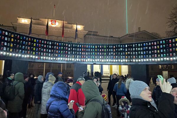 Инсталляция из многочисленных ретрофонариков французского автора Филиппа Морвана Menschen напротив Президентского дворца на площади Симонаса Даукантаса. - Sputnik Латвия