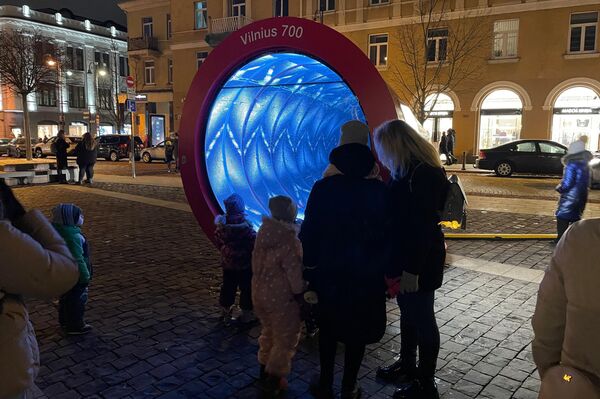 Инсталляция труба-портал на Ратушной площади.  - Sputnik Латвия