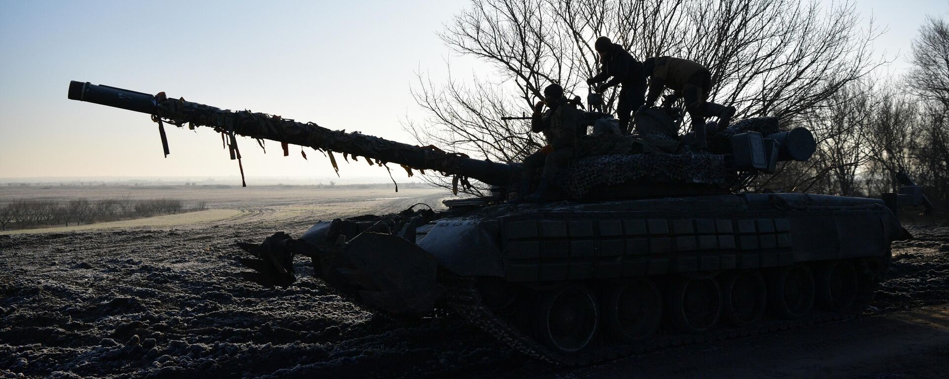 Экипаж танка Т-80 Вооруженных сил РФ в зоне проведения спецоперации - Sputnik Латвия, 1920, 01.02.2023