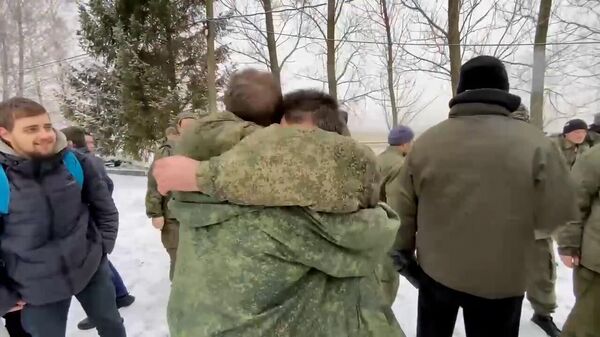 Кадры возвращения российских военных, освобожденных из украинского плена - Sputnik Латвия