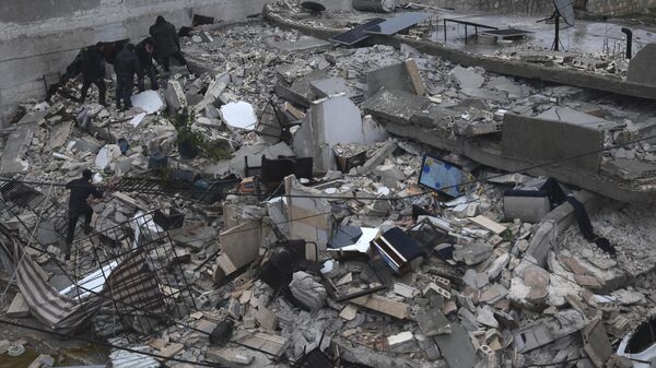 Последствия землетрясения в сирийском Азмарине, провинция Идлиб, 6 февраля 2023 года - Sputnik Латвия