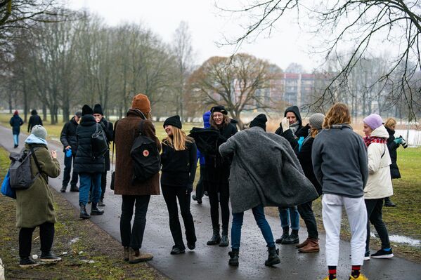 Активисты устроили перформанс Ренегаты у места, где больше нет памятника Освободителям Риги. - Sputnik Латвия