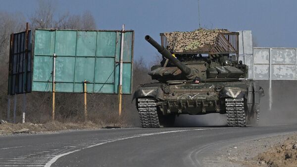 Танк Вооруженных сил РФ в зоне специальной военной операции - Sputnik Латвия