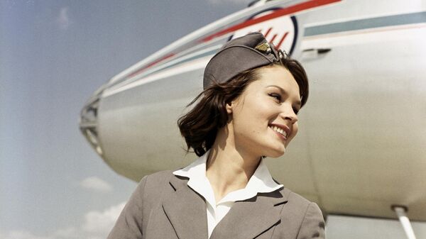 Стюардесса Аэрофлота после рейса в московском аэропорте Внуково, 1961 год - Sputnik Латвия