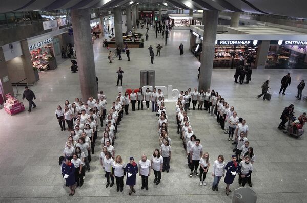 Сотрудники аэропорта проводят флешмоб в честь празднования 100-летия гражданской авиации в аэропорту Пулково - Sputnik Латвия