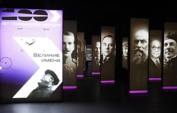 Экспозиция тематической выставки, открытой в честь празднования 100-летия гражданской авиации на территории терминала Пулково-2 - Sputnik Латвия