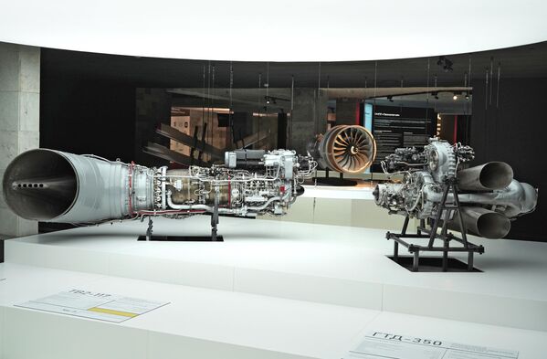 Авиационные двигатели на тематической выставке, открытой в честь празднования 100-летия гражданской авиации на территории терминала Пулково-2 - Sputnik Латвия