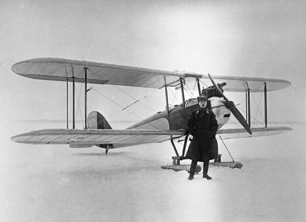 Авиаконструктор Александр Сергеевич Яковлев у своего первого самолета АИР-1, 1927 год - Sputnik Латвия