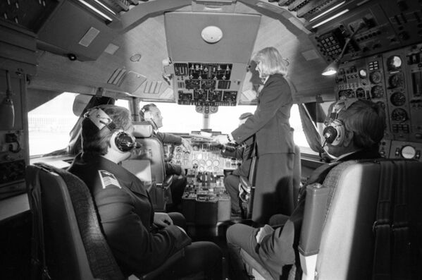 Стюардесса Аэрофлота Светлана Зенкина, победительница международного конкурса профессионального мастерства бортпроводников авиакомпаний соцстран в Будапеште, в кабине пилотов, 1988 год - Sputnik Латвия