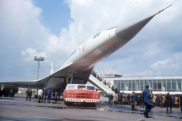 Сверхзвуковой пассажирский самолет Ту-144 в аэропорту Шереметьево, 1969 год - Sputnik Латвия