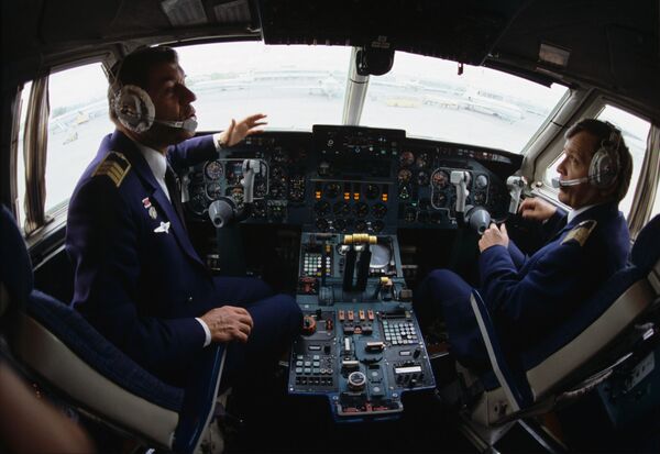 Заслуженный пилот СССР, командир самолета Ил-86 Юрий Овсянников (слева) в аэропорту Шереметьево перед взлетом, 1983 год - Sputnik Латвия
