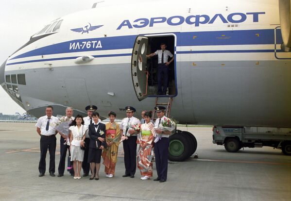 Советский экипаж самолета Ил-76 в аэропорту Токио, Япония, 1990 год - Sputnik Латвия