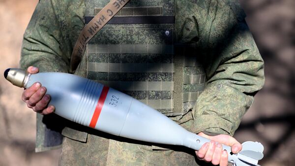 Снаряд для миномета 2Б11 Сани в руках военнослужащего ВС РФ в зоне спецоперации - Sputnik Латвия
