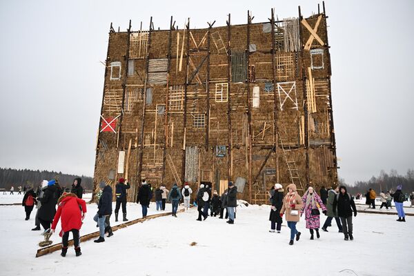 Арт-объект Четвертая стена в виде 19-метрового куба в Никола-Ленивце - Sputnik Латвия