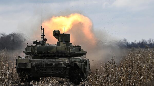 Танк Т-90М Прорыв ведет стрельбу по позициям ВСУ в зоне спецоперации - Sputnik Латвия