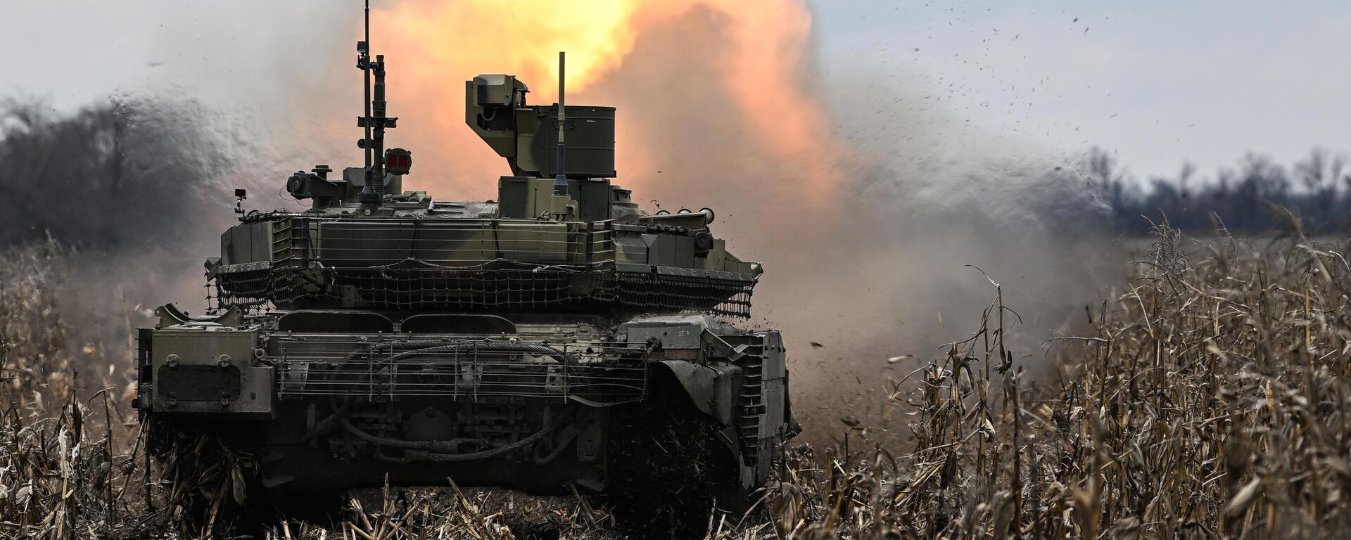 Танк Т-90М Прорыв ведет стрельбу по позициям ВСУ в зоне спецоперации - Sputnik Латвия, 1920, 28.02.2023