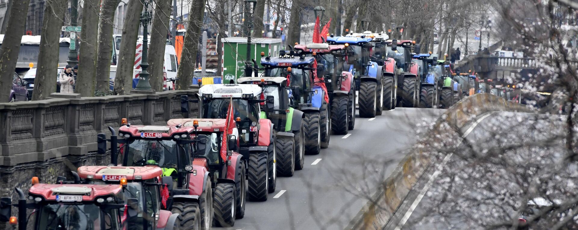 Фермеры на тракторах блокируют движение в центре Брюсселя во время демонстрации против плана по снижению уровня нитратов - Sputnik Латвия, 1920, 09.01.2024