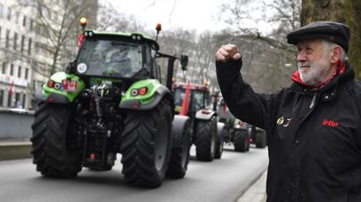 Фермеры на тракторах блокируют движение в центре Брюсселя во время демонстрации против плана по снижению уровня нитратов