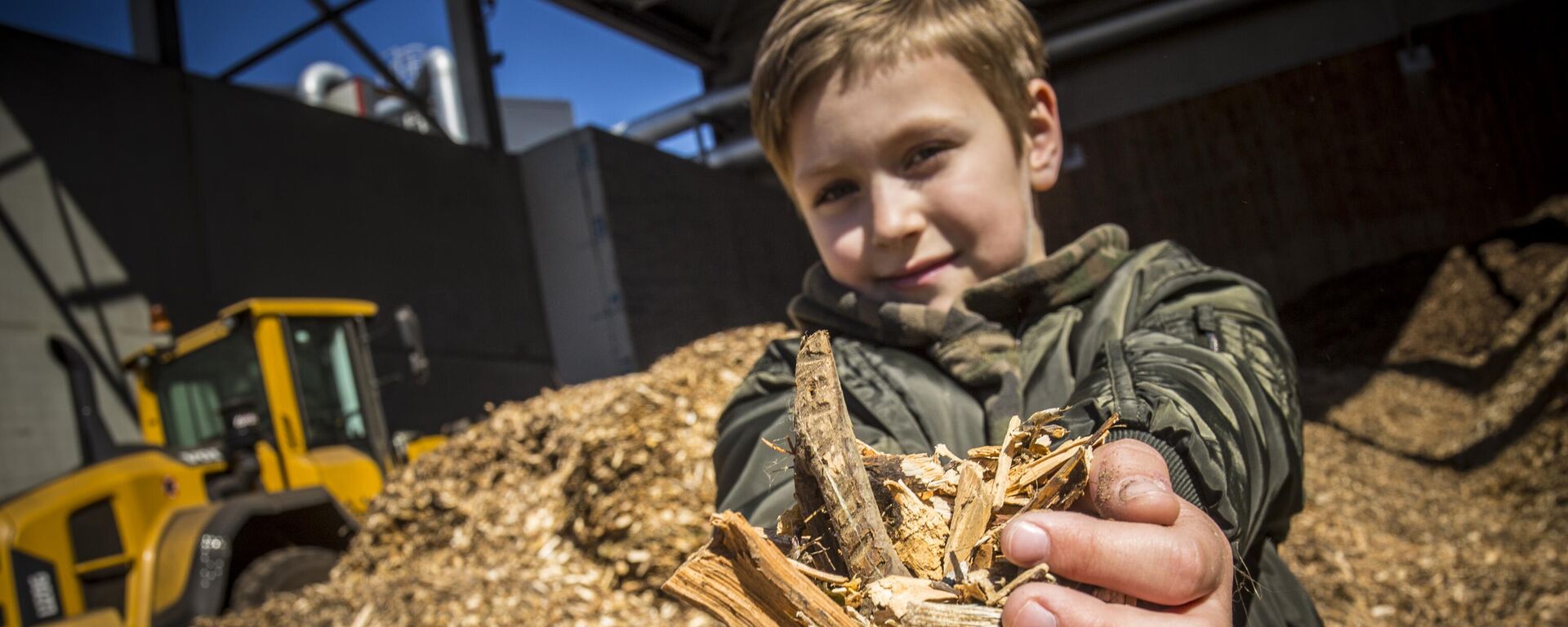 Мальчик держит в руках щепу  - Sputnik Латвия, 1920, 16.09.2025