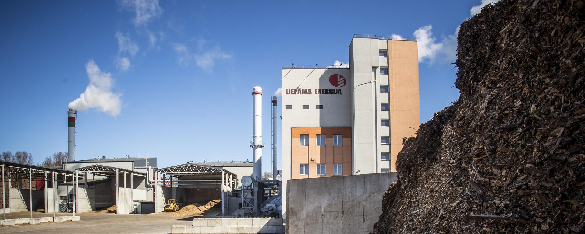 Щепа на фоне котельной в Лиепае, Латвия - Sputnik Латвия, 1920, 13.09.2024