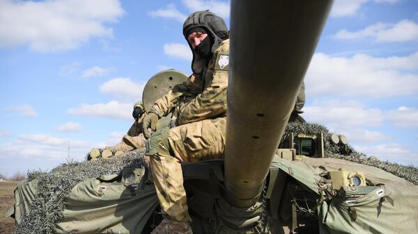 Экипаж танка Т-90М Прорыв ВС РФ на позициях в зоне спецоперации - Sputnik Латвия