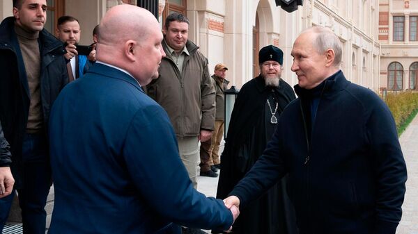 Владимир Путин в день девятой годовщины воссоединения России и Крыма приехал в Севастополь - Sputnik Латвия