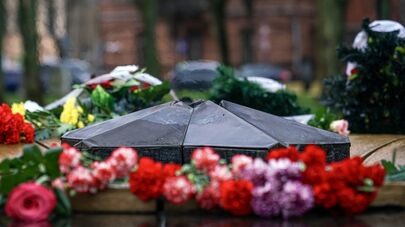 Цветы у мемориала советским воинам в парке Дубровина в Даугавпилсе перед церемонией зажжения Вечного огня. Вечный огонь был доставлен из города побратима Пскова