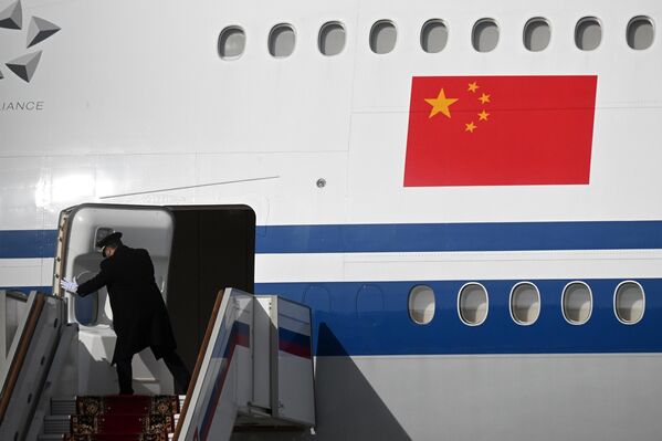 Будучи впервые избранным на должность председателя КНР, первый зарубежный визит в 2013 году Си Цзиньпин тоже совершил в Россию. - Sputnik Латвия