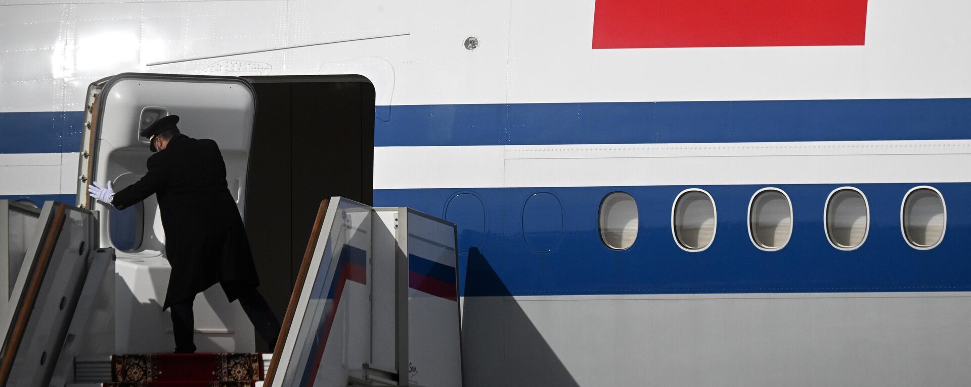 Самолет Boeing 747-89L с председателем КНР Си Цзиньпином на борту, прибывшим в Москву с государственным визитом - Sputnik Латвия, 1920, 21.04.2025