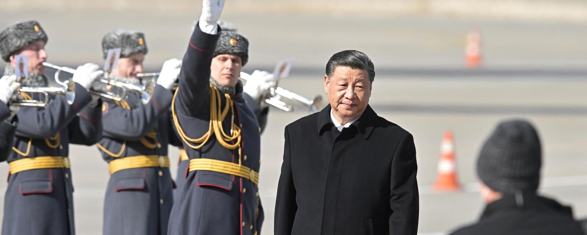 Председатель КНР Си Цзиньпин, прибывший в Москву с государственным визитом, во время церемонии встречи в аэропорту - Sputnik Латвия, 1920, 22.03.2023