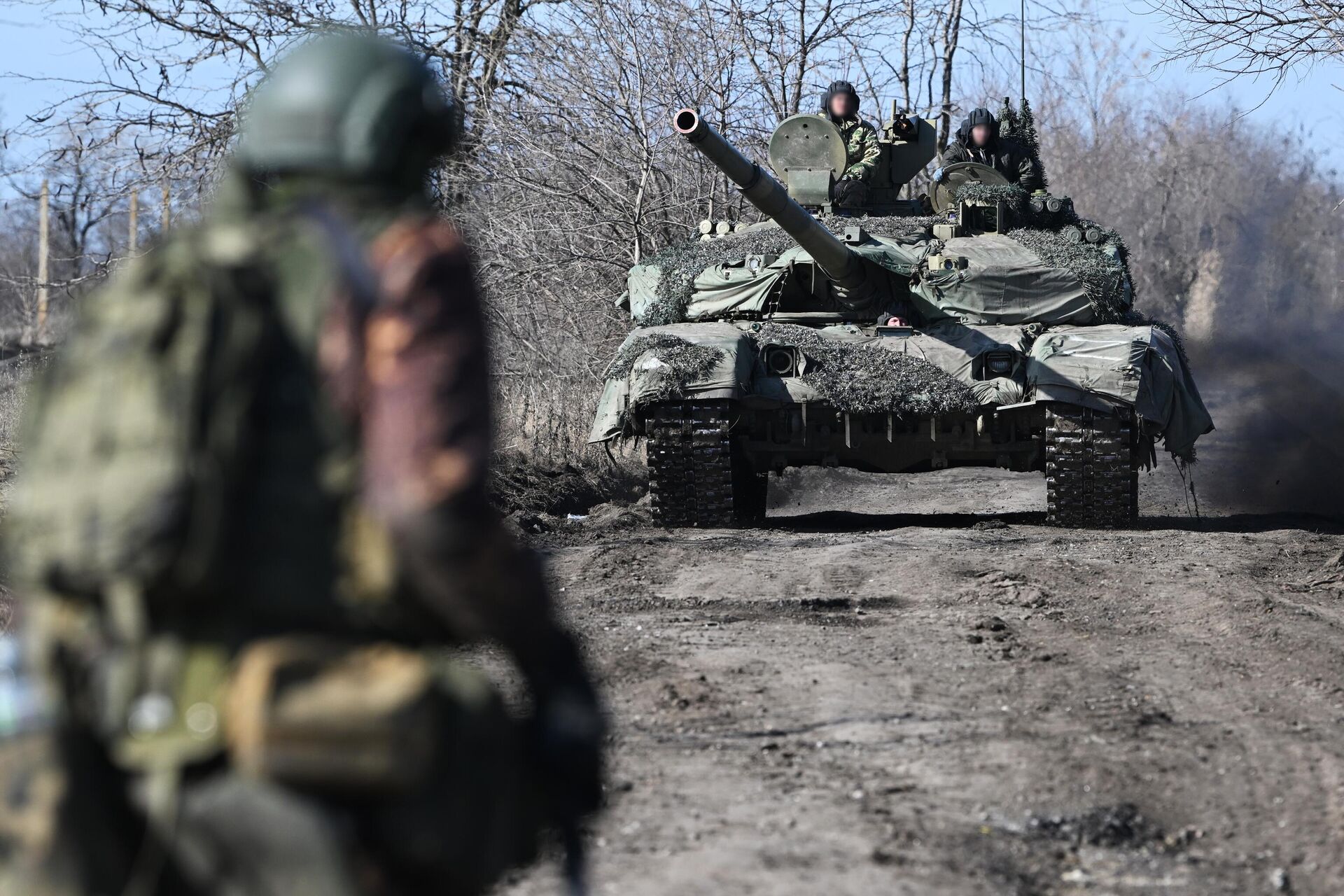 Экипаж танка Т-90М Прорыв на боевых позициях в зоне спецоперации - Sputnik Латвия, 1920, 19.02.2025
