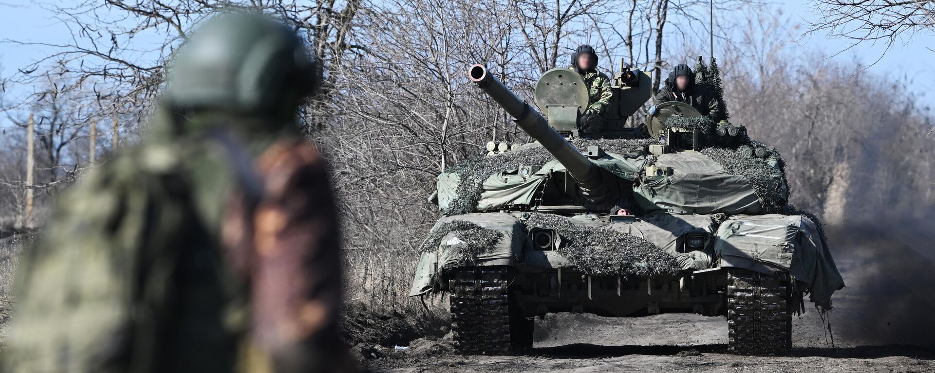 Экипаж танка Т-90М Прорыв на боевых позициях в зоне спецоперации - Sputnik Латвия, 1920, 22.03.2023
